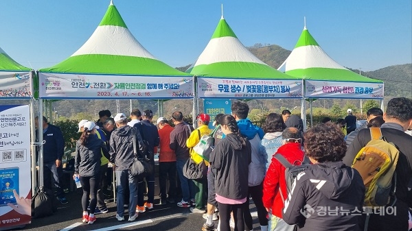 합천벚꽃마라톤 대회에서‘집중안전점검’홍보부스 운영