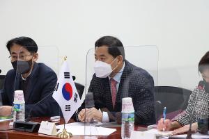 박대출 기획재정위원장, 스피소 부텔레지 남아공 하원 예산상임위원장 접견